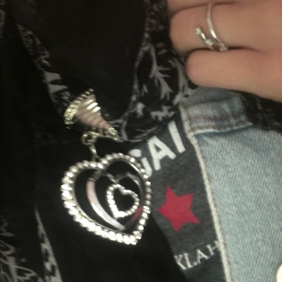 Scarf attachment. - Picture 3 of 3